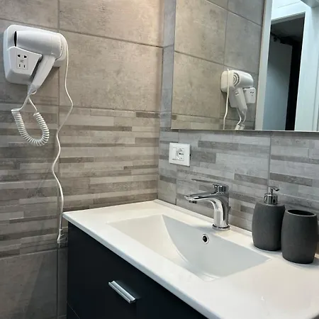 Timco 3-story With View And Air-conditioner تورنو